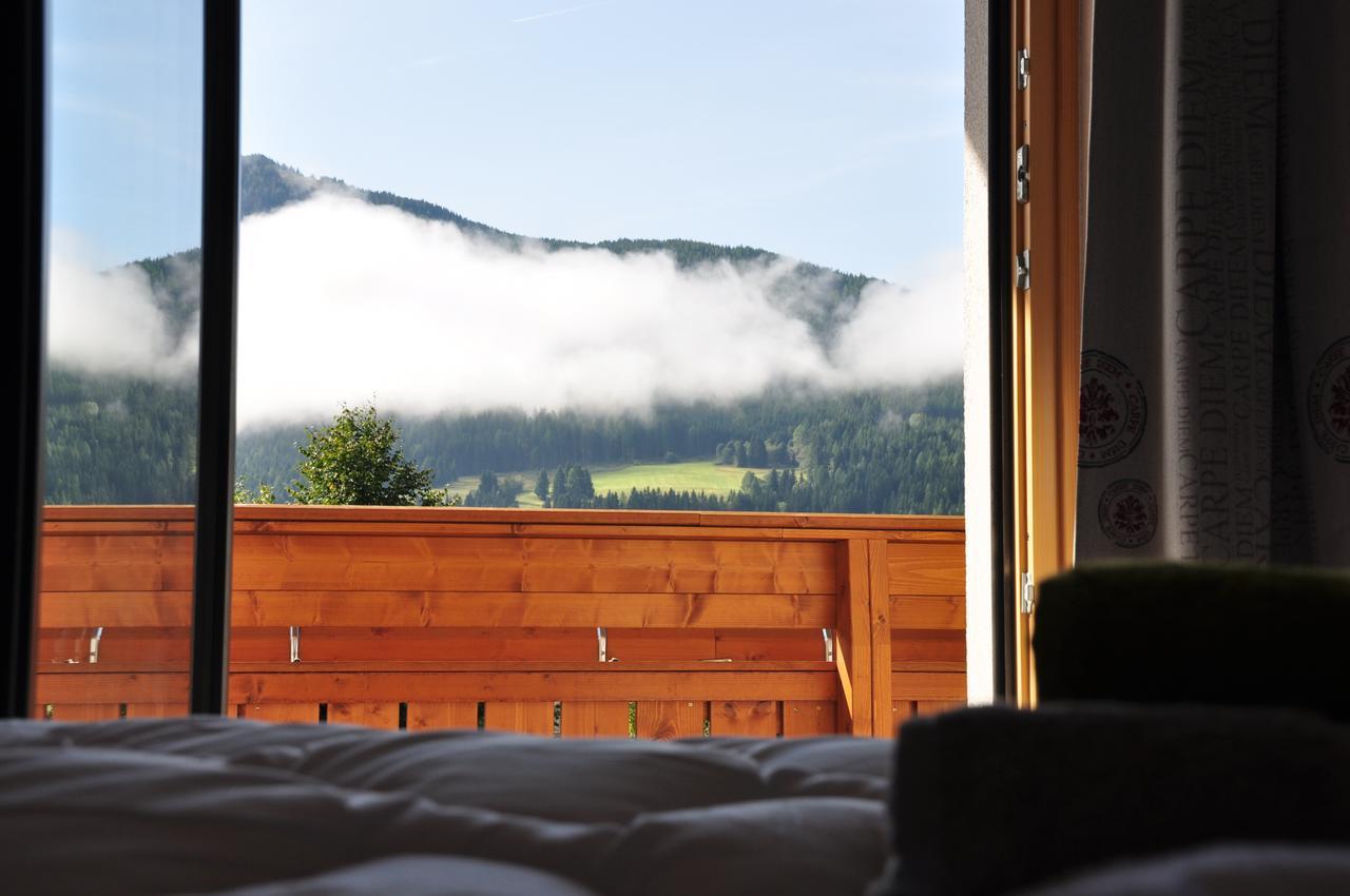 Kamer met Kingsize Bed en Uitzicht op de Bergen